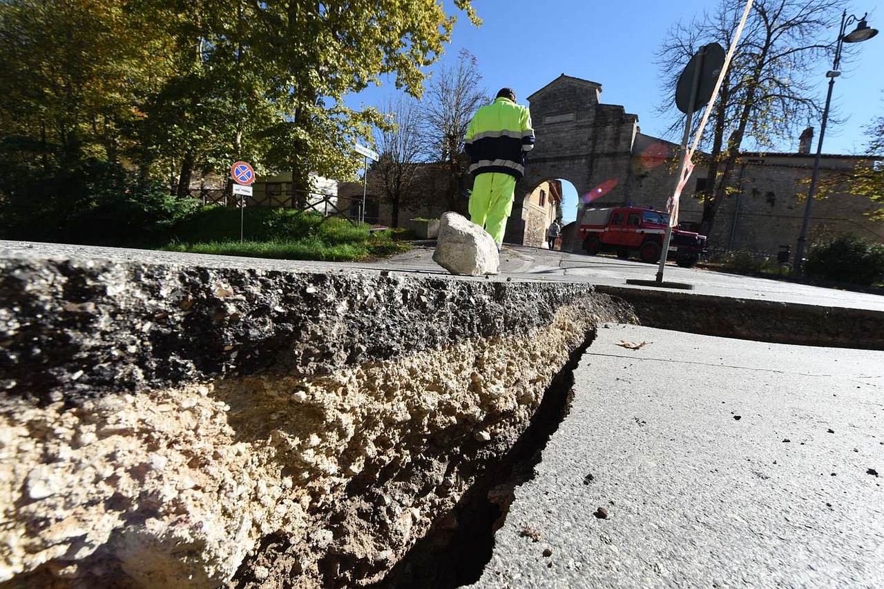 earthquake-road-damage